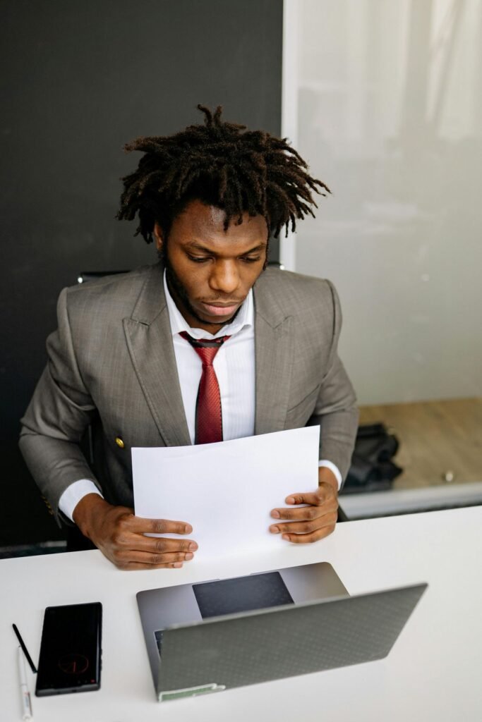candidato analisando currículo antes da entrevista de emprego