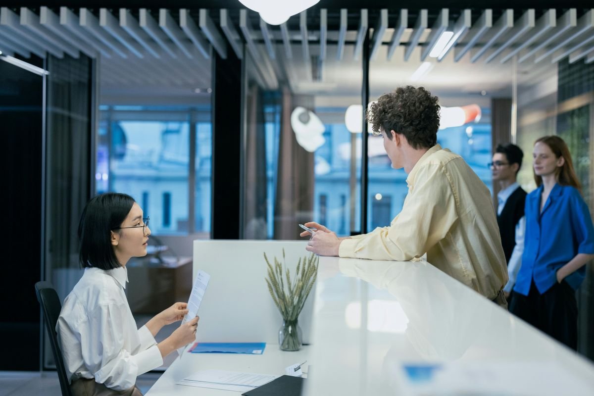quanto ganha um recepcionista no Brasil atendimento ao público