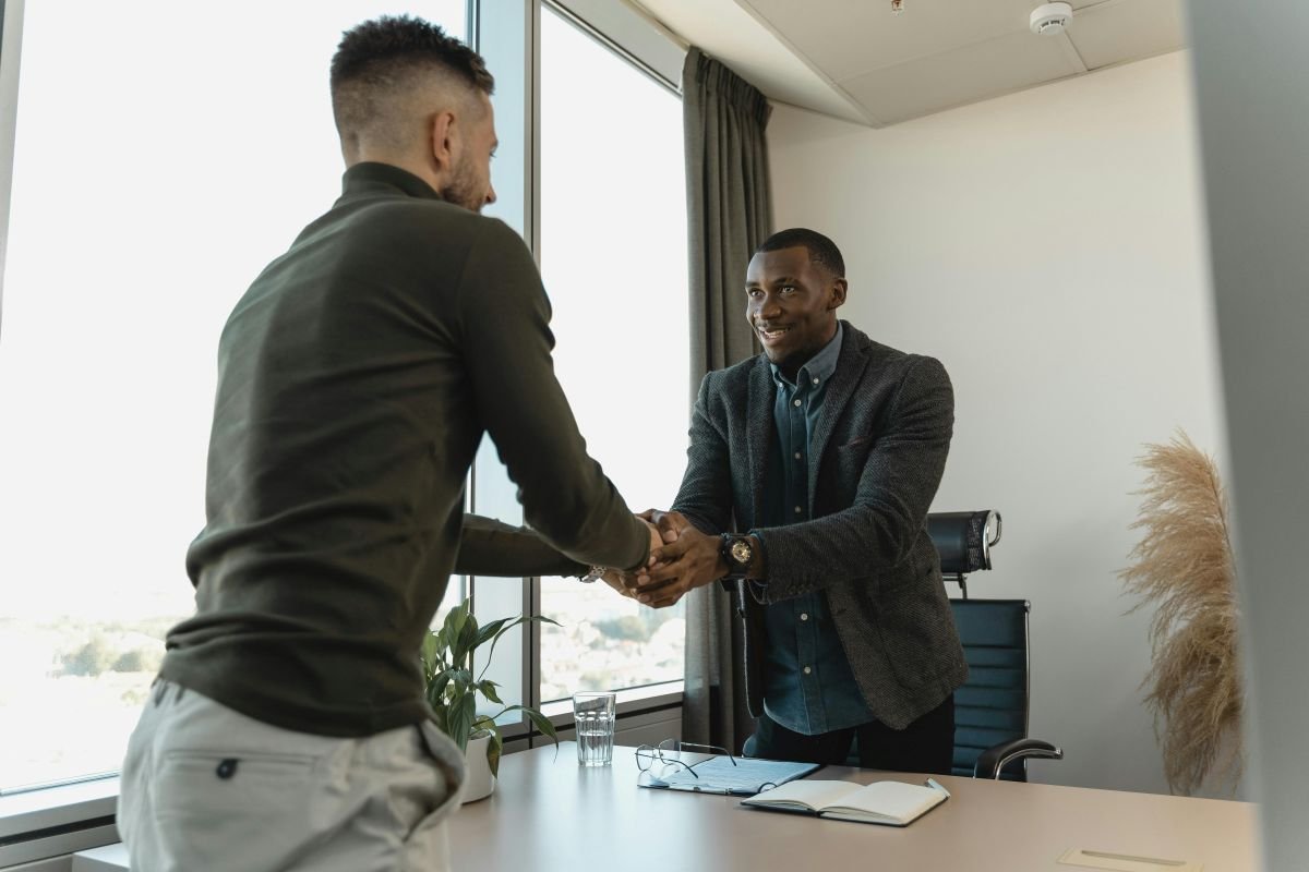 homem cumprimentando recrutador durante entrevista de emprego