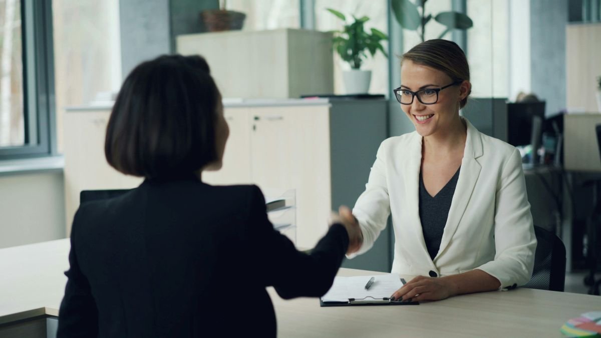 candidata se apresentando em uma entrevista de emprego